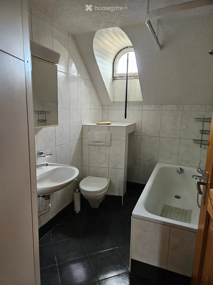 Charmant appartement de 3,5 pièces sous les toits à Volketswil