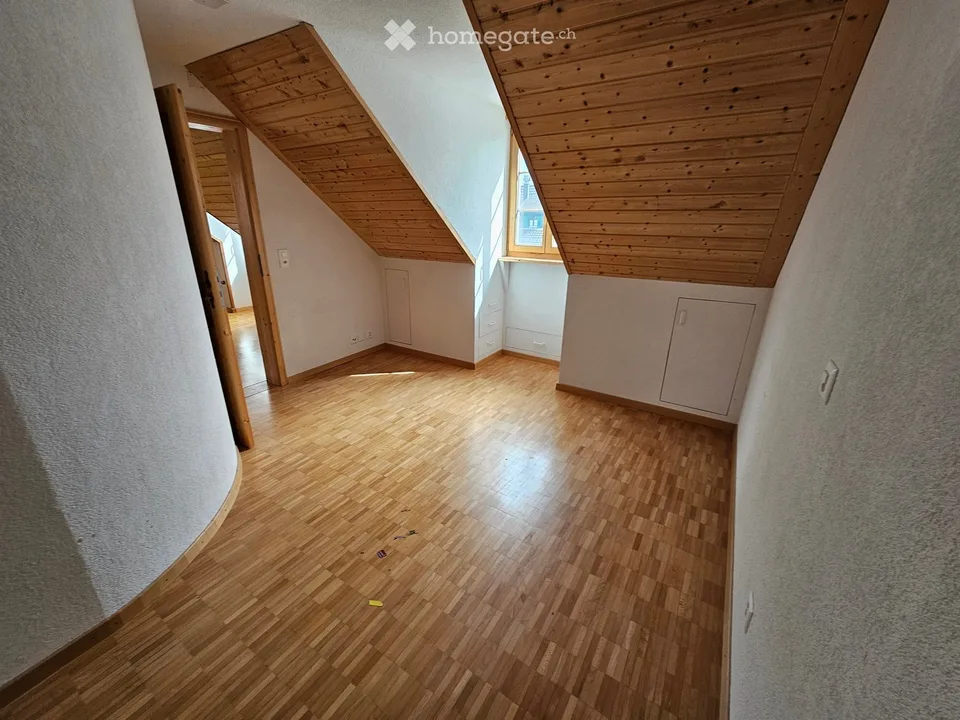 Charmant appartement de 3,5 pièces sous les toits à Volketswil