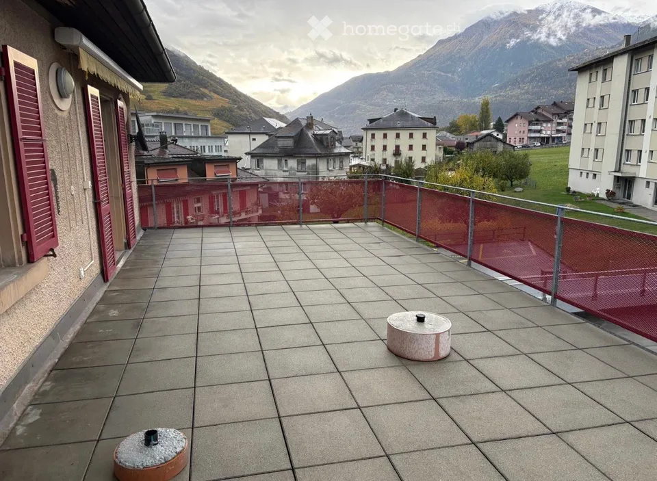 Charming 4.5-room apartment in Susten with large terrace and small balcony