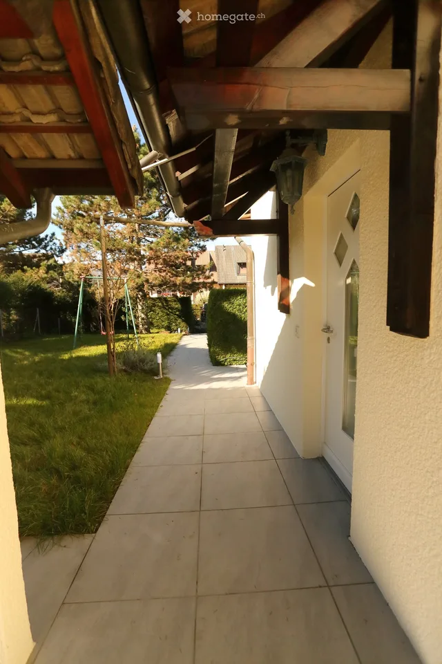 Charming semi-detached villa in a very quiet neighborhood