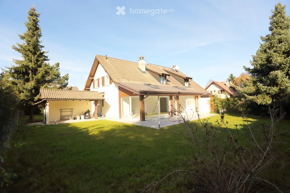 Charming semi-detached villa in a very quiet neighborhood