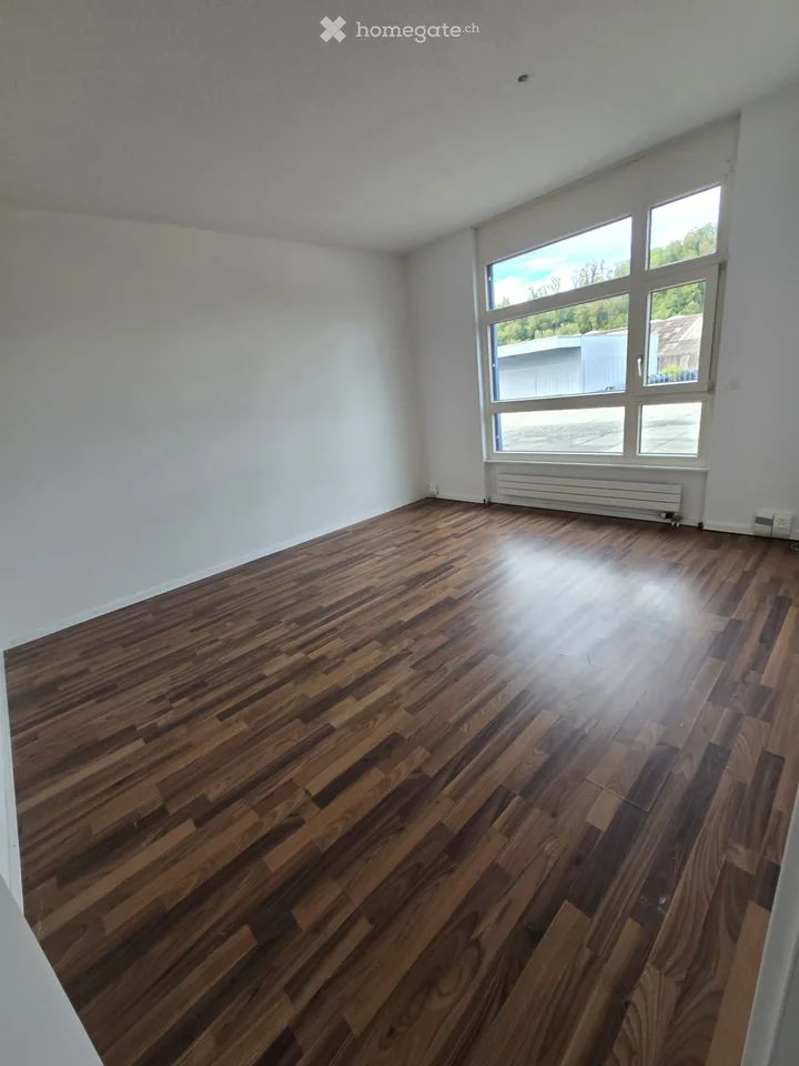 Appartamento di 4.5 locali con terrazza sul tetto eccezionalmente grande a Bösingen – disponibile immediatamente!