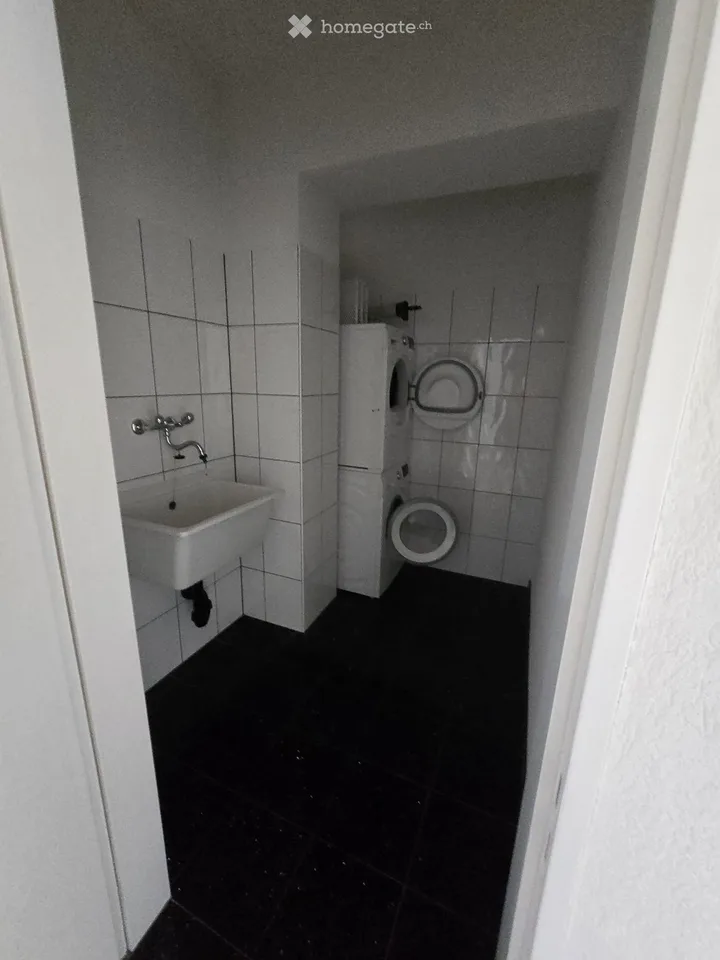 Appartamento di 4.5 locali con terrazza sul tetto eccezionalmente grande a Bösingen – disponibile immediatamente!