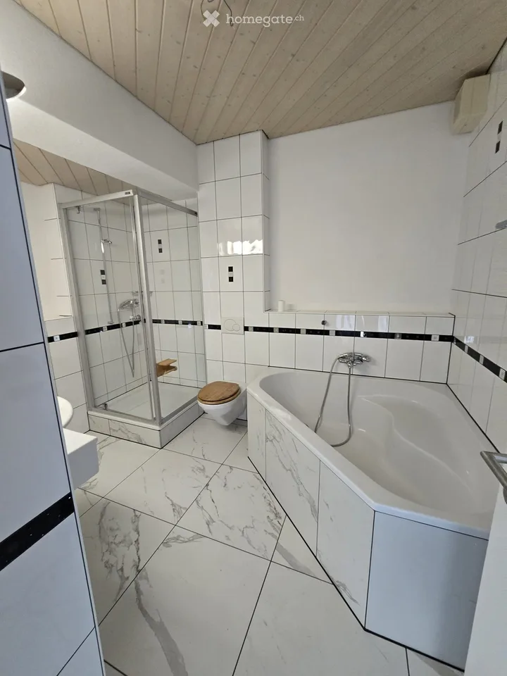Appartamento di 4.5 locali con terrazza sul tetto eccezionalmente grande a Bösingen – disponibile immediatamente!