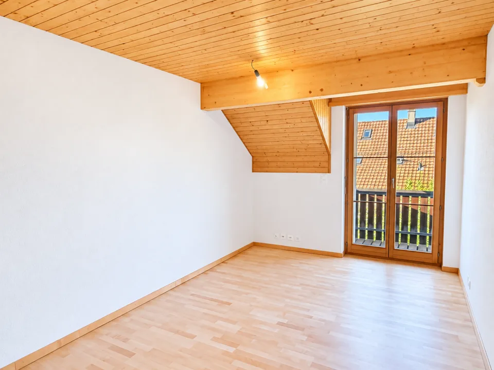 Ampio appartamento maisonette, in parte ristrutturato, con terrazza soleggiata in una zona tranquilla in affitto