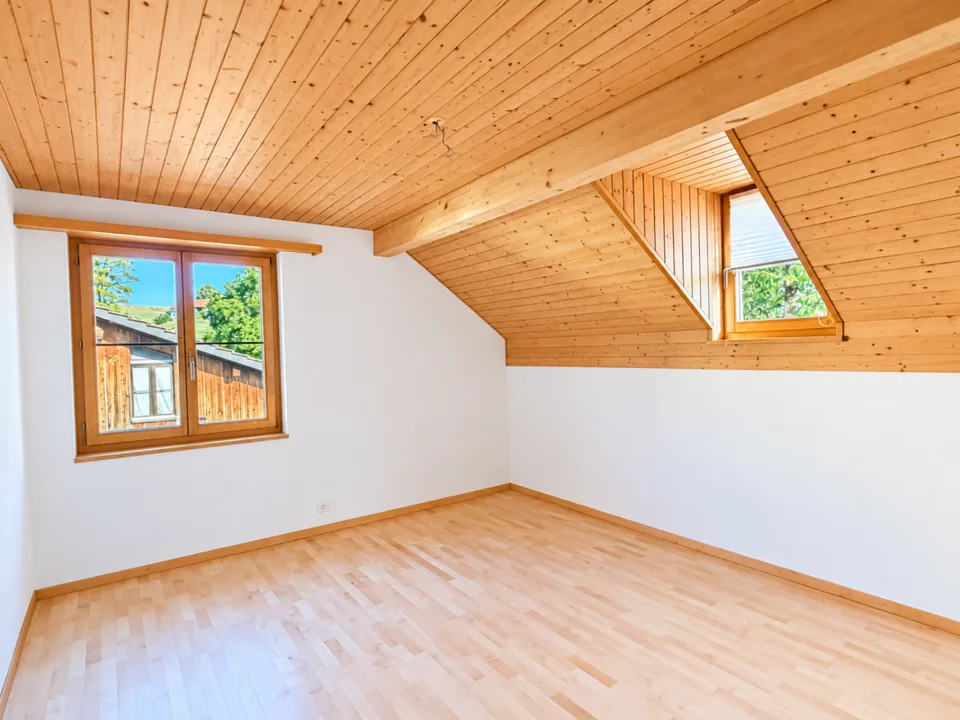 Ampio appartamento maisonette, in parte ristrutturato, con terrazza soleggiata in una zona tranquilla in affitto
