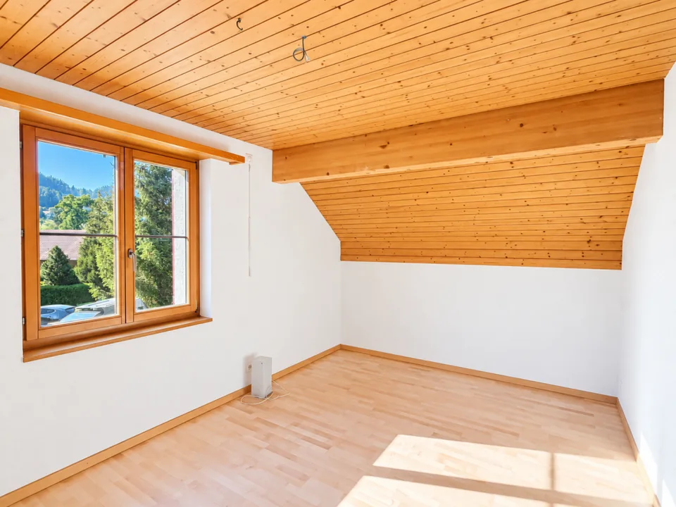 Ampio appartamento maisonette, in parte ristrutturato, con terrazza soleggiata in una zona tranquilla in affitto