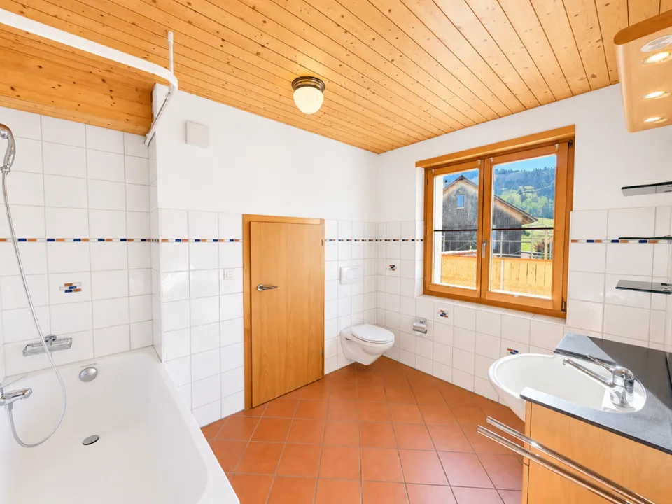 Ampio appartamento maisonette, in parte ristrutturato, con terrazza soleggiata in una zona tranquilla in affitto