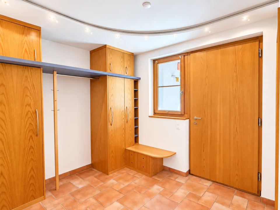 Ampio appartamento maisonette, in parte ristrutturato, con terrazza soleggiata in una zona tranquilla in affitto