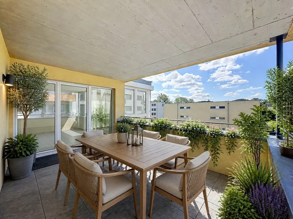 Light, space and beautiful views of the lake: a renovated apartment on the top floor – photo 10 of 24