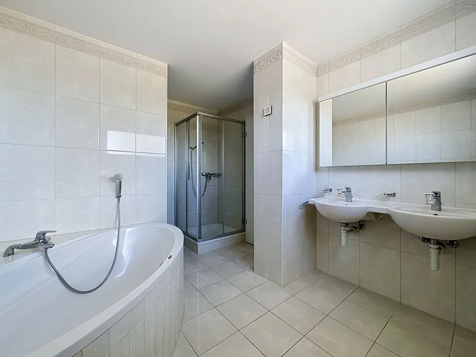 Light, space and beautiful views of the lake: a renovated apartment on the top floor – photo 9 of 24