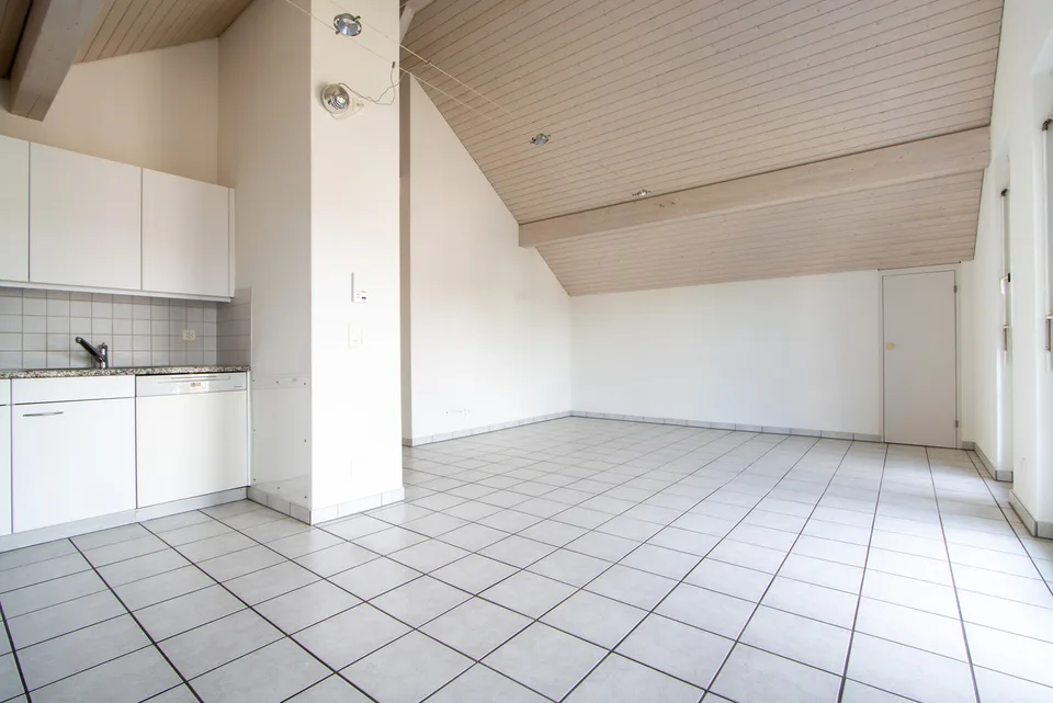 Attractive 3.5-room attic apartment with balcony – photo 8 of 12