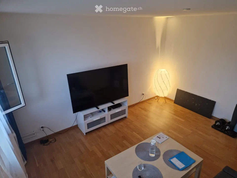 Appartement ensoleillé de 2,5 pièces avec balcon à Mönchaltorf