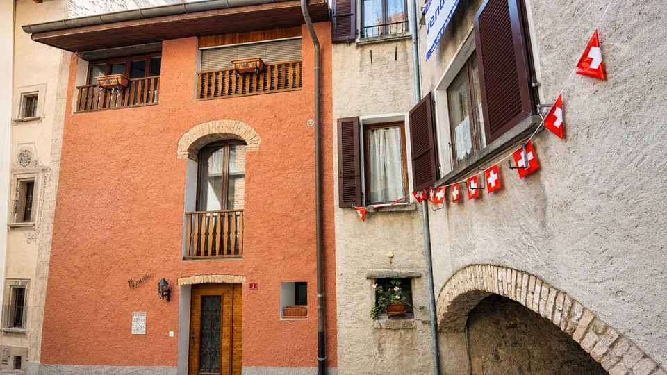PICCOLA CASA TICINESE NEL NUCLEO DI BRUSINO ARSIZIO