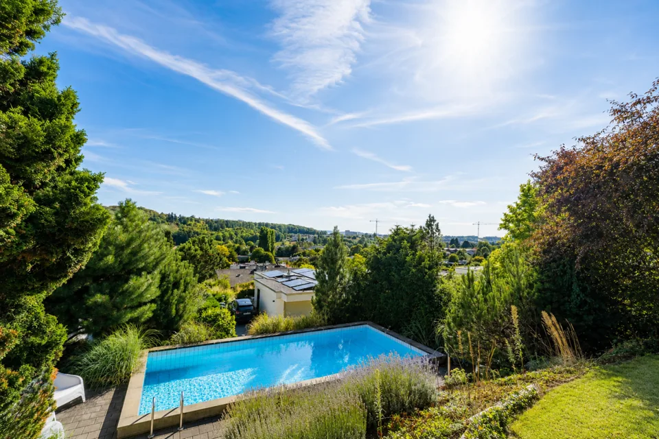 GROSSEN IMMOBILIEN - Freistehendes Ein- bis Zweifamilienhaus mit Pool in Ittigen – Foto 3 von 14