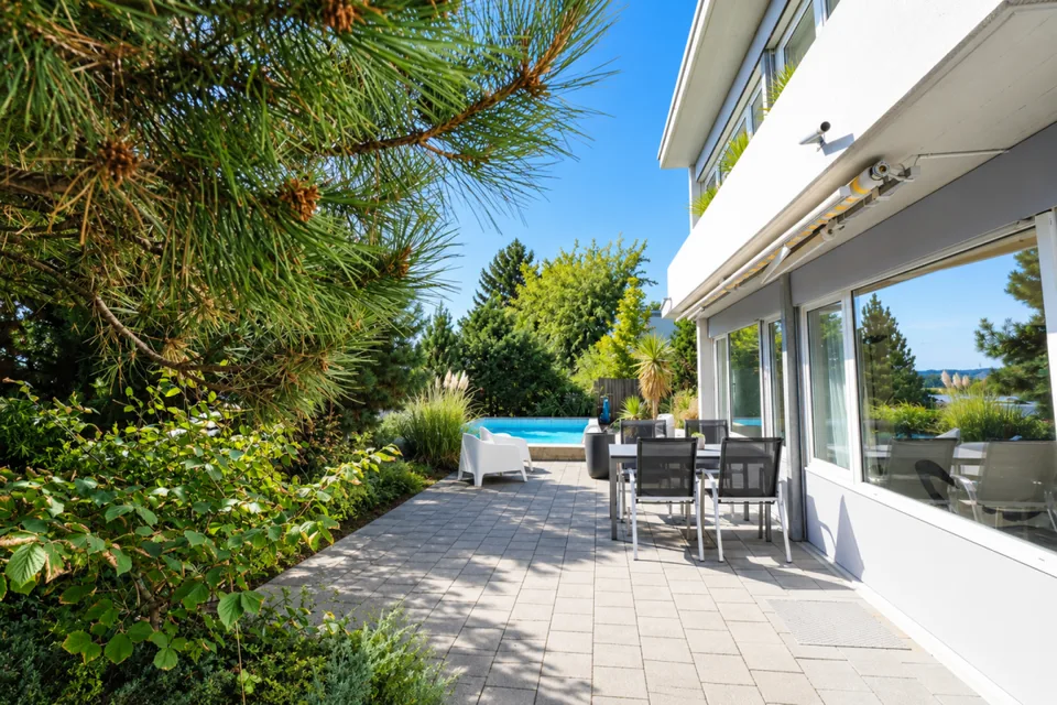 GROSSEN IMMOBILIEN - Freistehendes Ein- bis Zweifamilienhaus mit Pool in Ittigen – Foto 9 von 14