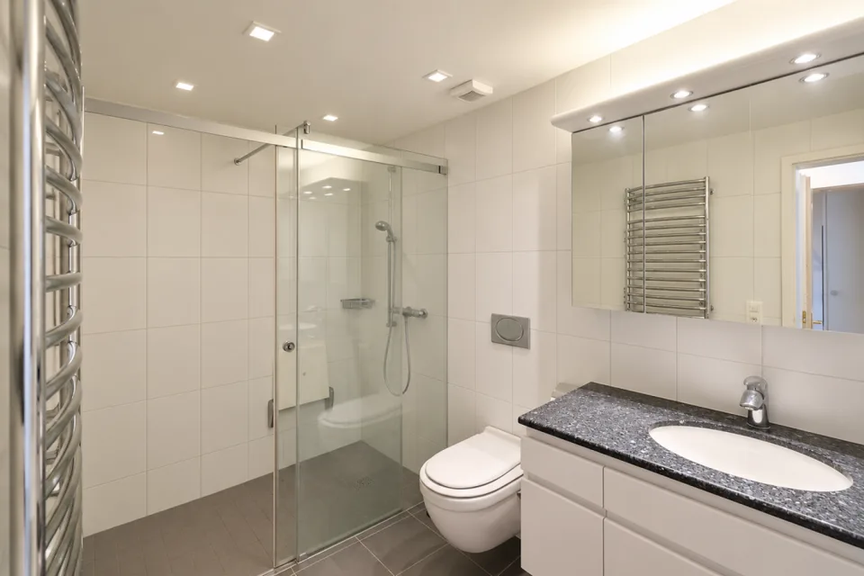 GROSSEN IMMOBILIEN - Freistehendes Ein- bis Zweifamilienhaus mit Pool in Ittigen – Foto 14 von 14