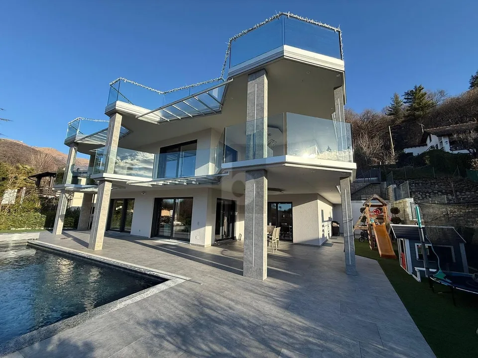 MODERNA ED ELEGANTE CON PISCINA E VISTA – Foto 1 von 37