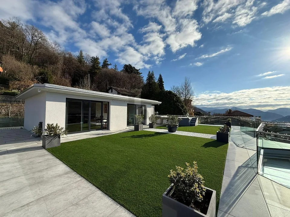 MODERNA ED ELEGANTE CON PISCINA E VISTA – Foto 2 von 37