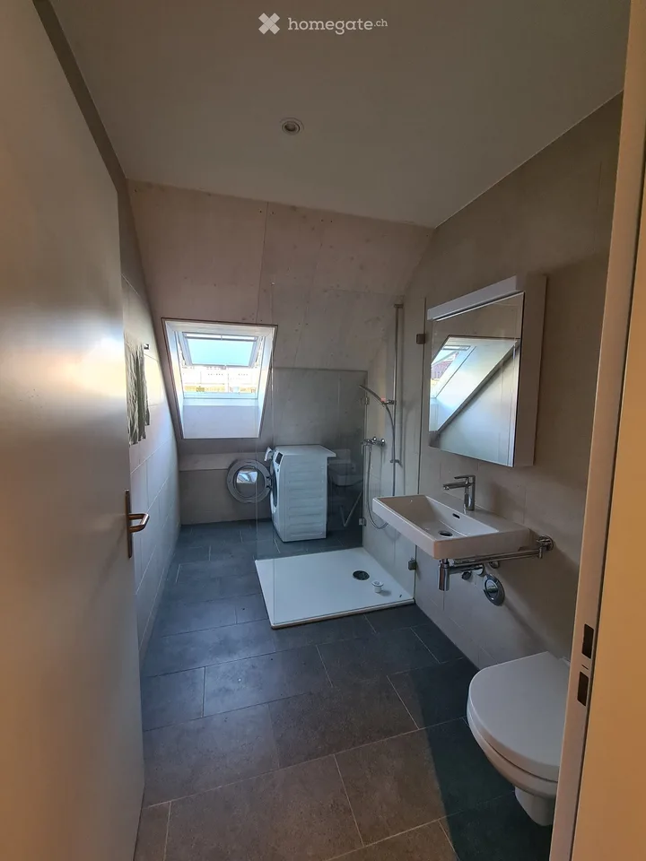 Appartement spacieux 4.5 pièces sous les toits avec balcon à Oberweningen