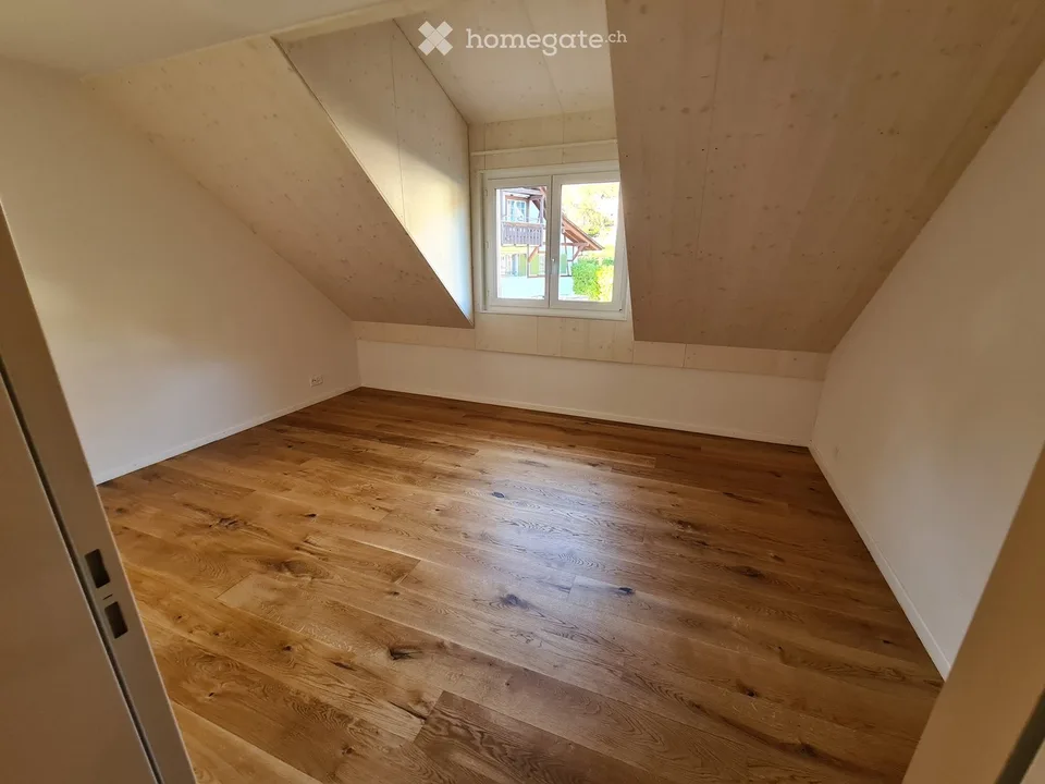 Appartement spacieux 4.5 pièces sous les toits avec balcon à Oberweningen