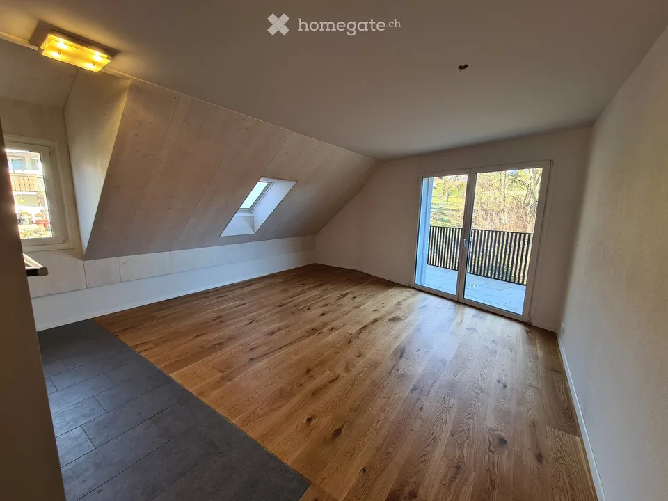 Appartement spacieux 4.5 pièces sous les toits avec balcon à Oberweningen