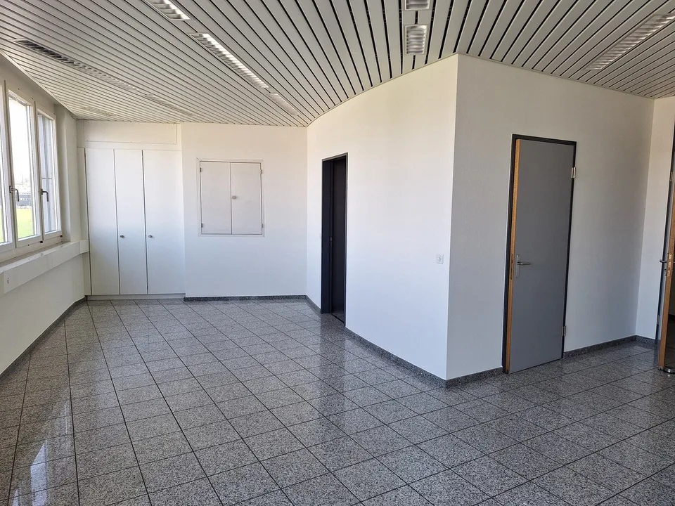 Office spaces, from 18m2 to 736 m2 - in a quiet location – photo 2 of 12