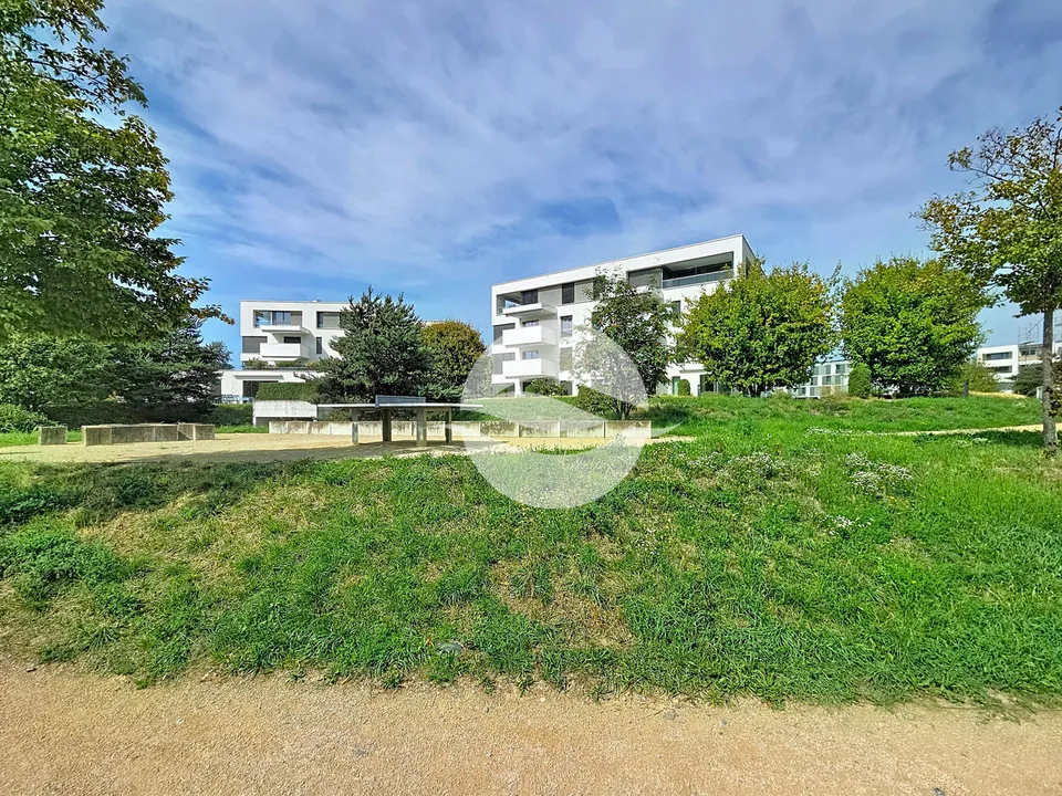Attique moderne avec belle terrasse à quelques pas du lac