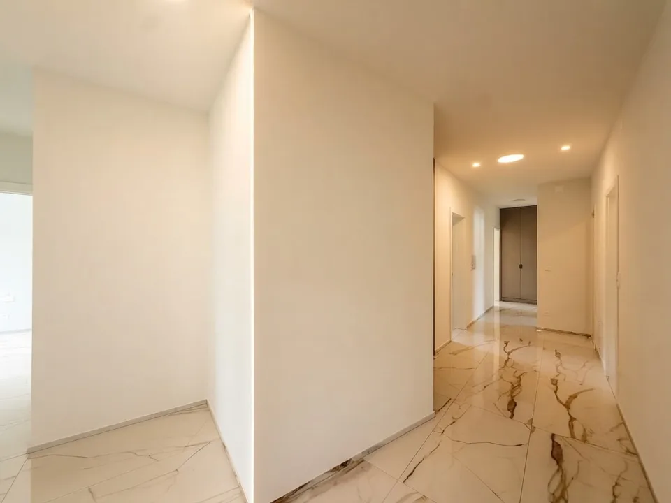 CHIASSO | Spacious 7-room apartment with large balcony – photo 7 of 13
