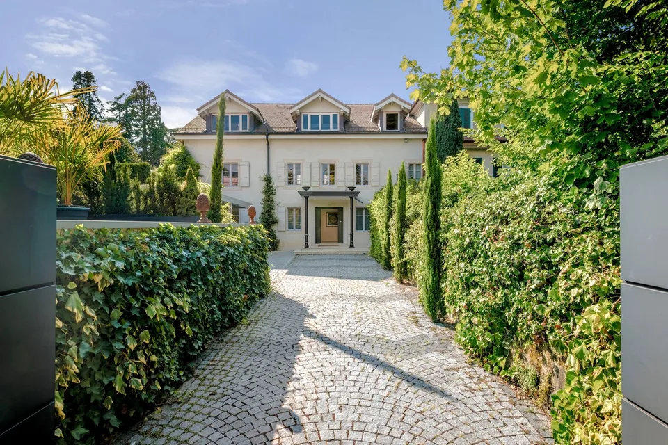 Elegantes Wohnhaus mit Charakter in einer grünen Oase ? Bellevue, rechte Seite – Foto 2 von 13