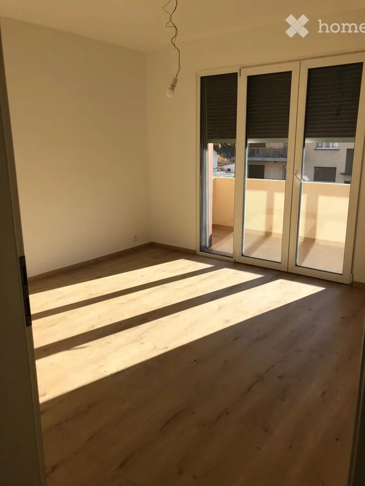 Noës, Charmantes Wohnung, komplett renoviert.