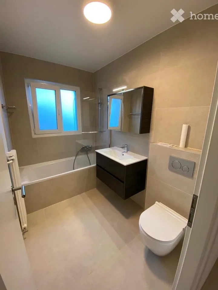 Noës, Charmantes Wohnung, komplett renoviert.