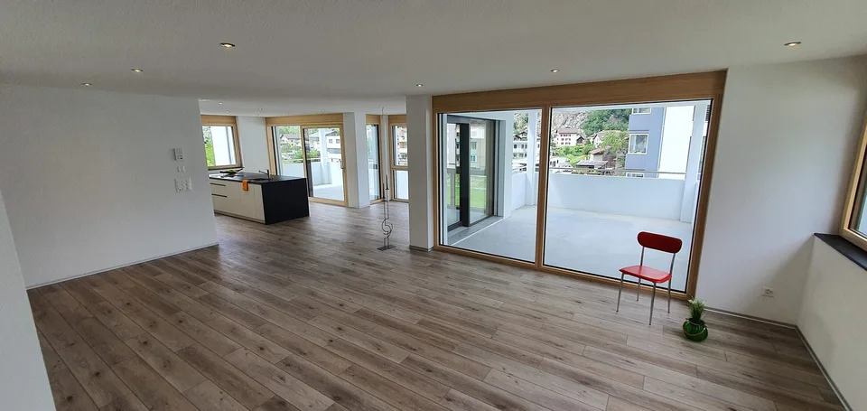Grosszügige 5.5-Zimmer-Wohnung mit 178 m2, Garage und E-Ladestation