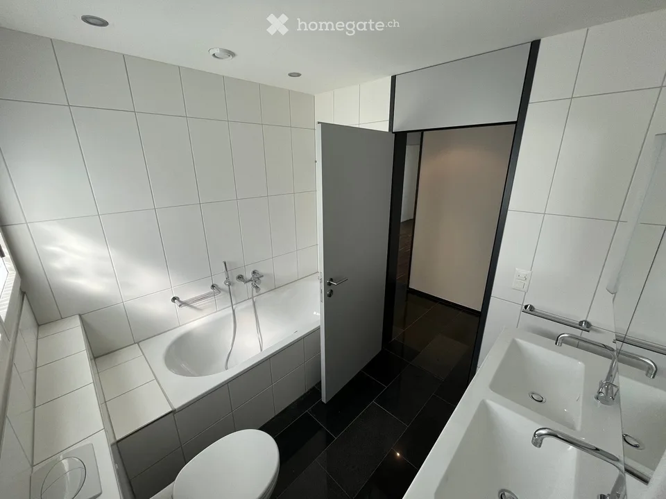 Appartement lumineux 4 pièces avec balcon à Dübendorf
