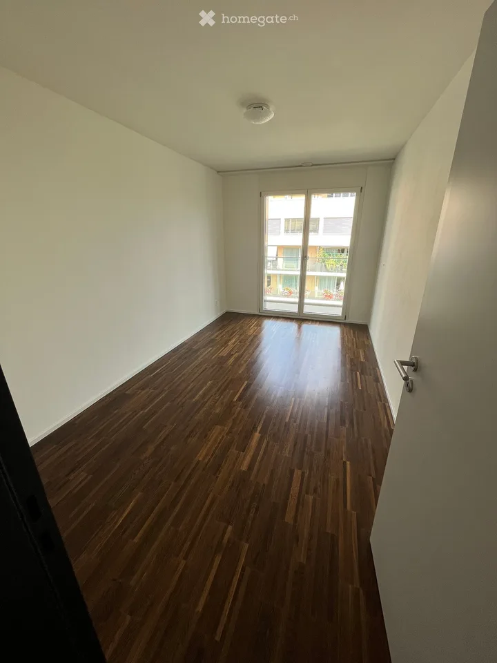 Appartement lumineux 4 pièces avec balcon à Dübendorf