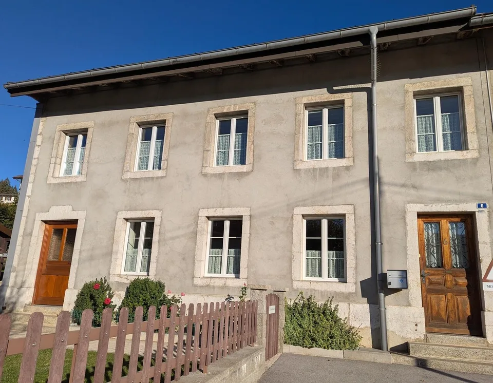 Maison mitoyenne rénovée avec bâtiment 6 studios revenus CHF 52'000.- – Foto 2 von 13