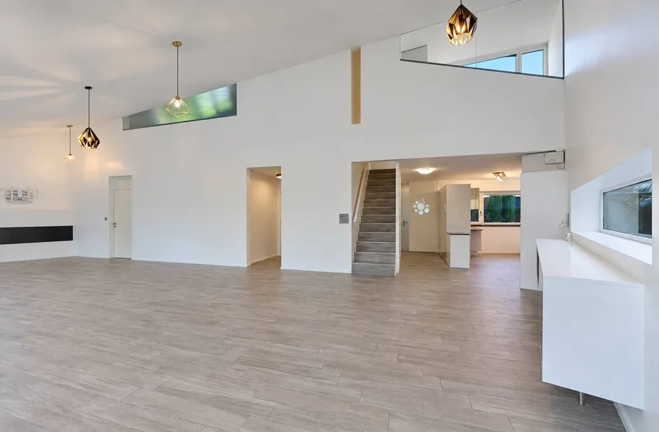 Villa mit Architektur mit Pool und großem Garten – Foto 3 von 16