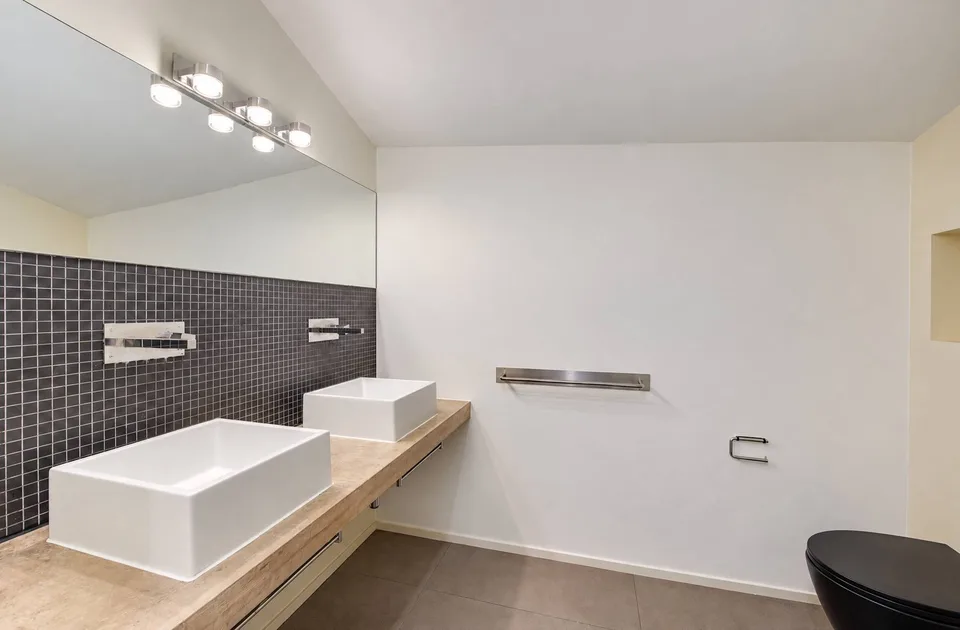 Villa mit Architektur mit Pool und großem Garten – Foto 6 von 16