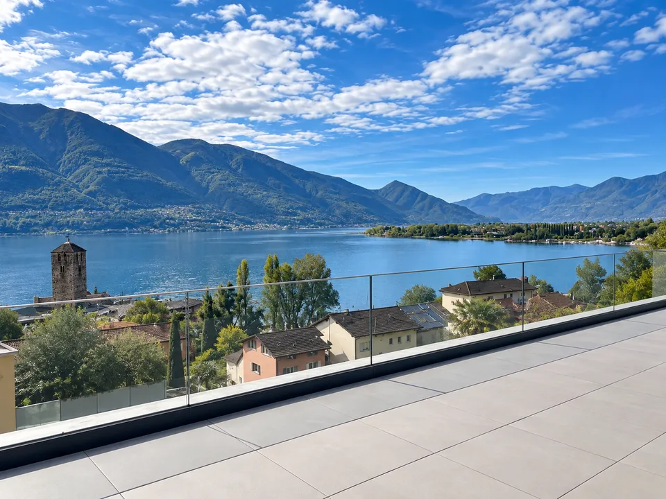 Attiques exclusifs de nouvelle construction avec grande terrasse et vue sur le lac