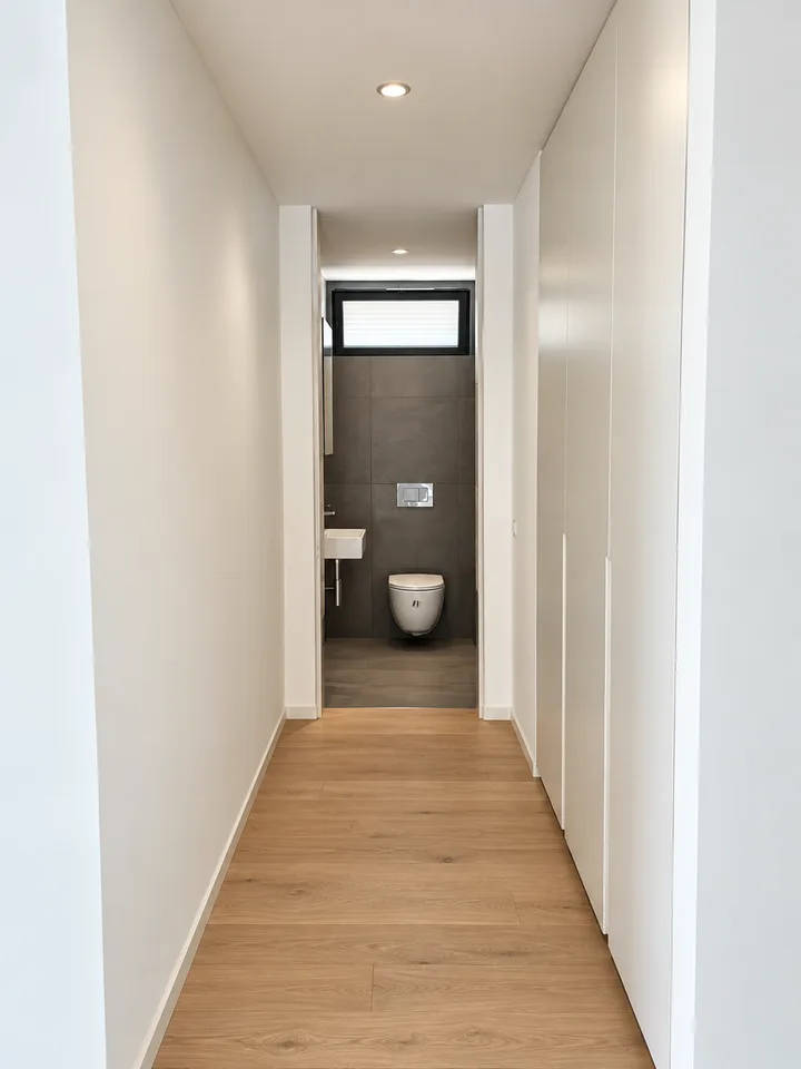 Attiques exclusifs de nouvelle construction avec grande terrasse et vue sur le lac