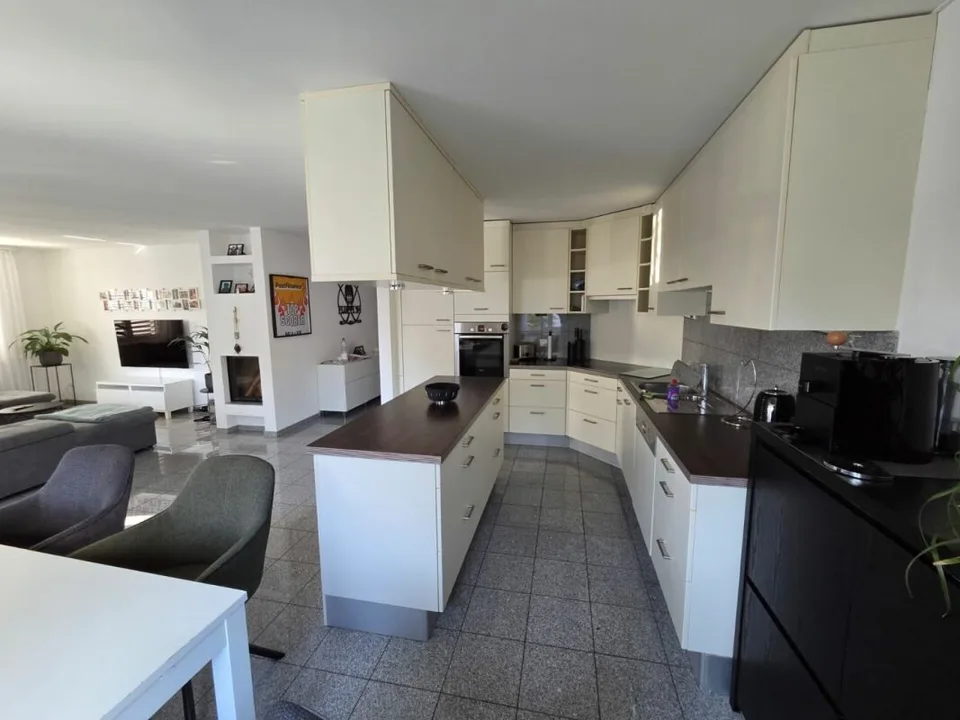 Wunderschöne 4.5-Gartenwohnung im Eigentumsstandard mit Cheminée an sehr ruhiger und südlicher Lage