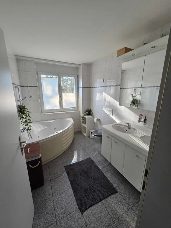 Wunderschöne 4.5-Gartenwohnung im Eigentumsstandard mit Cheminée an sehr ruhiger und südlicher Lage