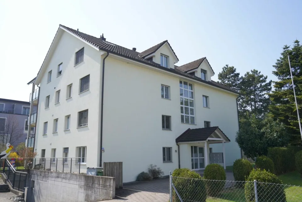 Wunderschöne 4.5-Gartenwohnung im Eigentumsstandard mit Cheminée an sehr ruhiger und südlicher Lage