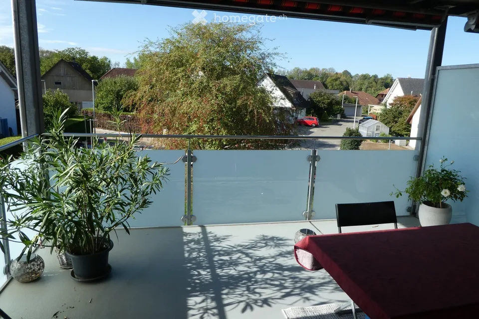 Bel appartement 3 pièces au 2ème étage avec grand balcon dans un endroit ensoleillé et calme