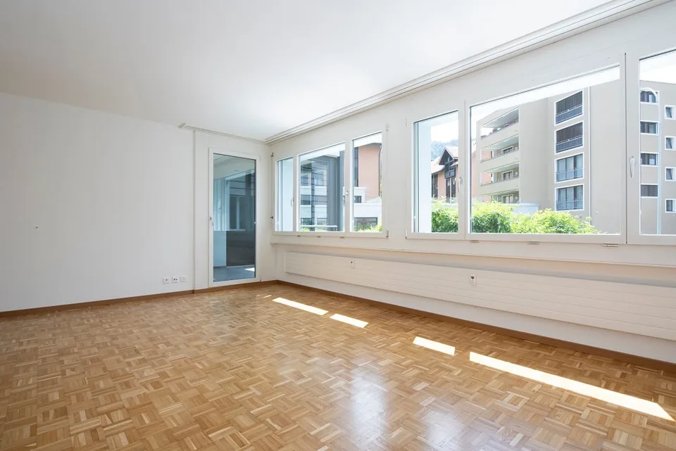 Zentrale, ruhige Lage mit verglastem Balkon!