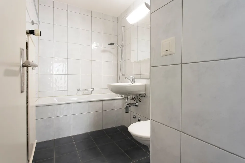 Zentrale, ruhige Lage mit verglastem Balkon!