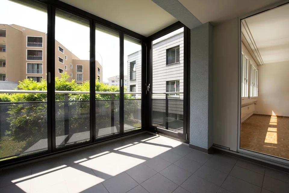 Zentrale, ruhige Lage mit verglastem Balkon!