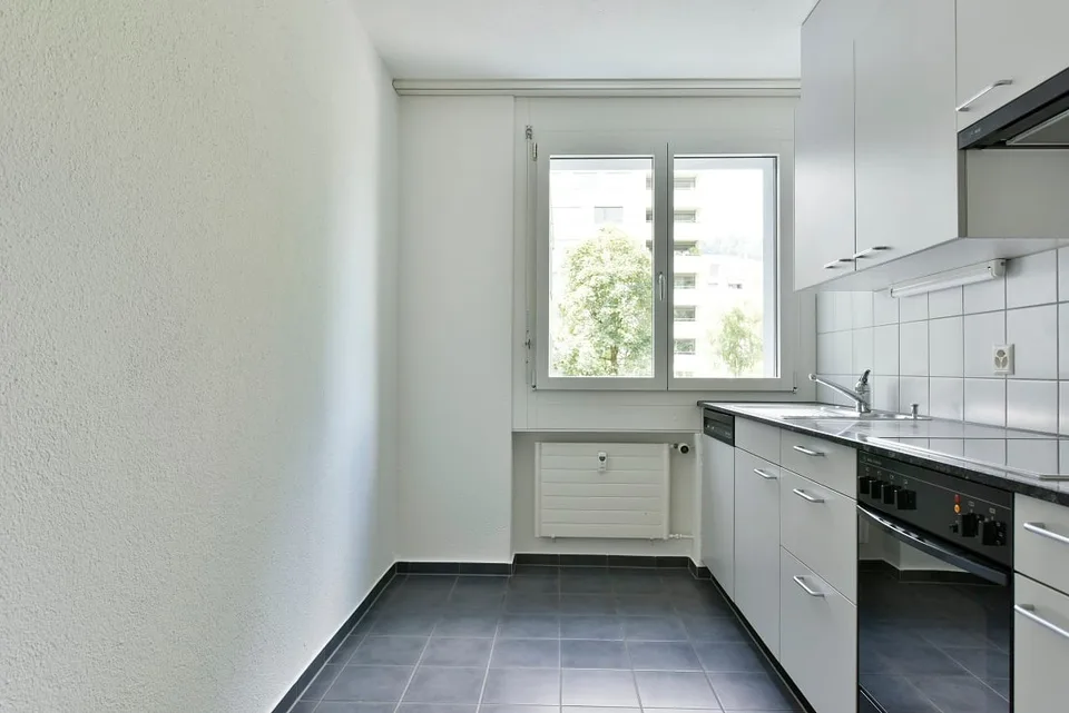 Zentrale, ruhige Lage mit verglastem Balkon!