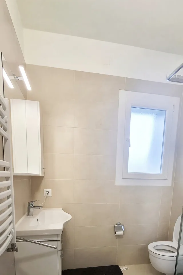 Appartement 1,5 pièces confortable en centre-ville avec grand salle de bain et charges incluses