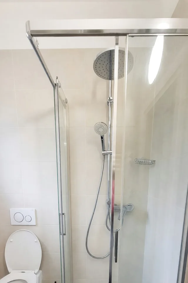 Appartement 1,5 pièces confortable en centre-ville avec grand salle de bain et charges incluses